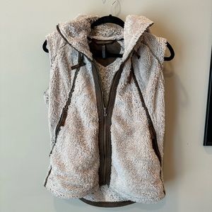 Medium KÜHL Flight Vest in Stone